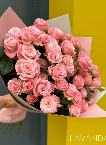 Букет из кустовых роз «Бомбастик» от интернет-магазина цветов в 