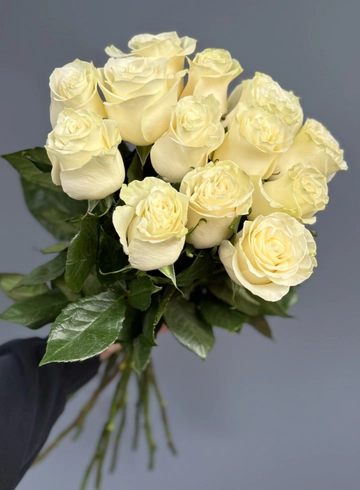 Букет из белых роз 13 шт от интернет-магазина цветов в 