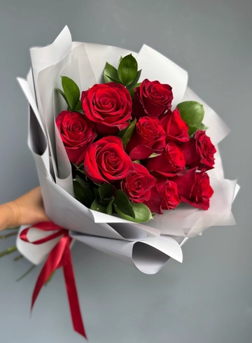 Сборный букет из красной розы «Монро» от интернет-магазина цветов в 