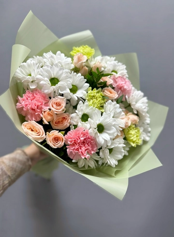 Букет из хризантемы и кустовой розы  &laquo;Беззаботность&raquo; от интернет-магазина цветов в 