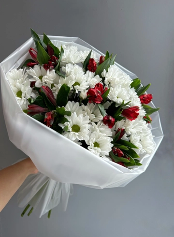 Букет с хризантемой и альстромерией «Нежная любовь» от интернет-магазина цветов в 