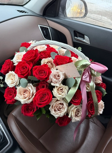 Композиция из роз в корзине от интернет-магазина цветов в 