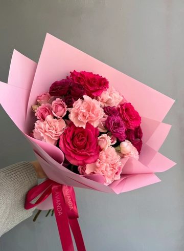 Букет их роз и диантусов  от интернет-магазина цветов в 