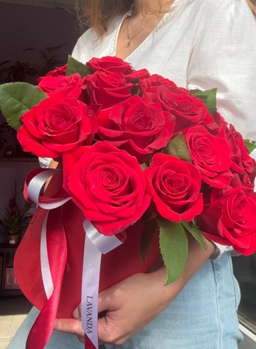 Цветы в коробке из роз &laquo;Сияющая любовь&raquo; от интернет-магазина цветов в 