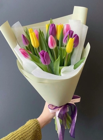15 тюльпанов микс в упаковке от интернет-магазина цветов в 