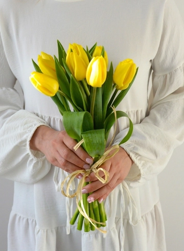 9 тюльпанов под ленту  от интернет-магазина цветов в 