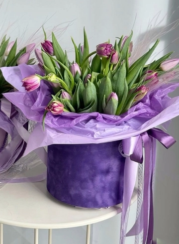 Шляпная коробка с тюльпанами  от интернет-магазина цветов в 