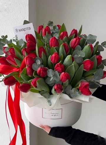 Композиция с красными тюльпанами  от интернет-магазина цветов в 