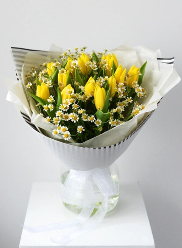 Букет с тюльпанами и танацетумом от интернет-магазина цветов в 